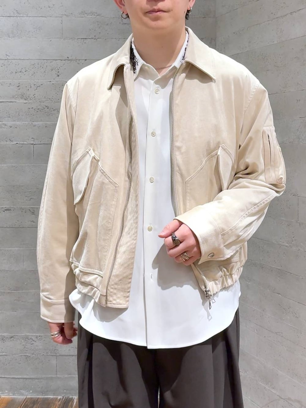 ベージュ系のブルゾン、ホワイト系のシャツ/ブラウス、ブラック系のドレスシューズを着用したメンズの冬コーディネートの5枚目の写真