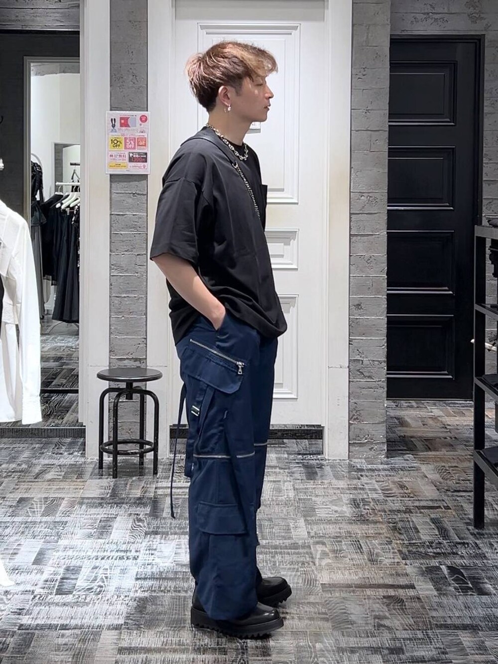 ブルー系のカーゴパンツ、ブラック系のドレスシューズ、ブラック系のTシャツ/カットソーを着用したメンズの夏コーディネートの3枚目の写真