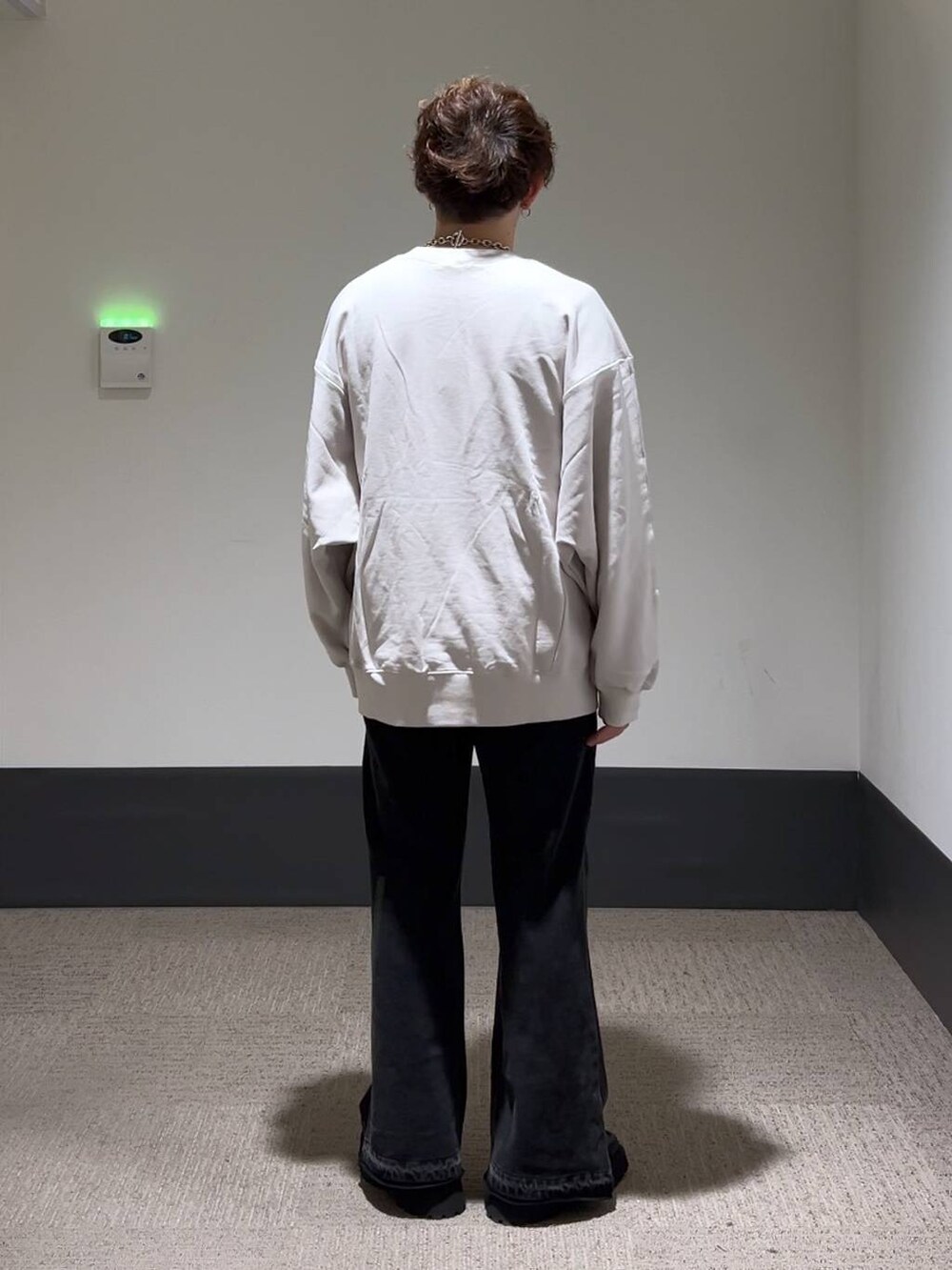 ブラック系のスウェットパンツ、ブラック系のドレスシューズ、グレー系のスウェットを着用したメンズの秋コーディネートの3枚目の写真