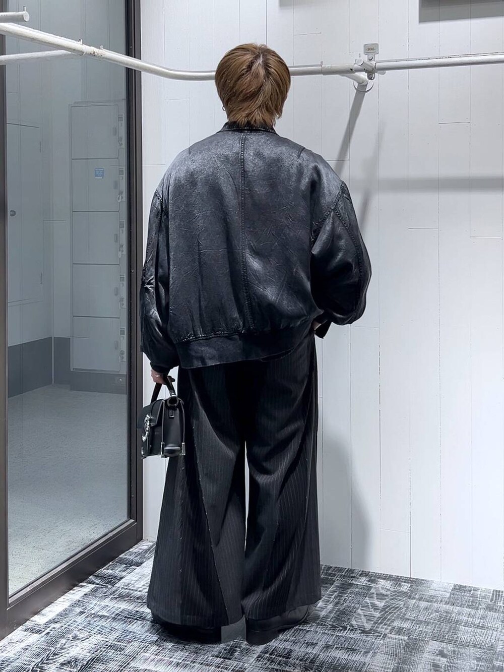 ブラック系のショルダーバッグ、ブラック系のその他パンツ、ブラック系のドレスシューズを着用したメンズの冬コーディネートの3枚目の写真