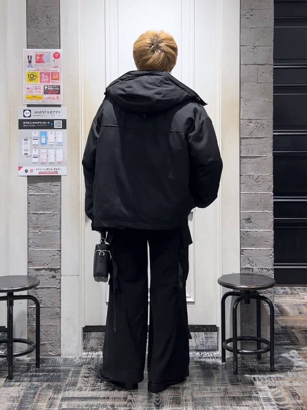 ブラック系のブルゾン、ブラック系のカーゴパンツ、ブラック系のショルダーバッグを着用したメンズの秋コーディネートの3枚目の写真