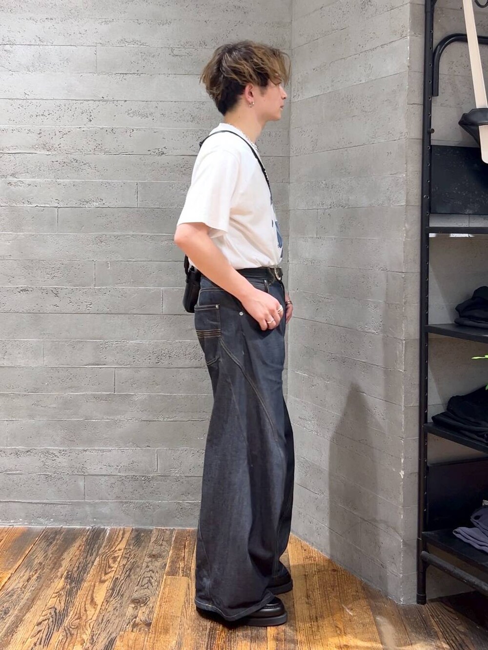「低身長、きれいめ、モード、オーバーサイズ、HARE、デニムパンツ、Tシャツ、カジュアル、個性派」|「HAREのステンレスブレスレット(HARE)(ブレスレット、シルバー系)」を使った、HARE もりたいさん(メンズ・168cm)の夏コーディネートの2枚目の写真