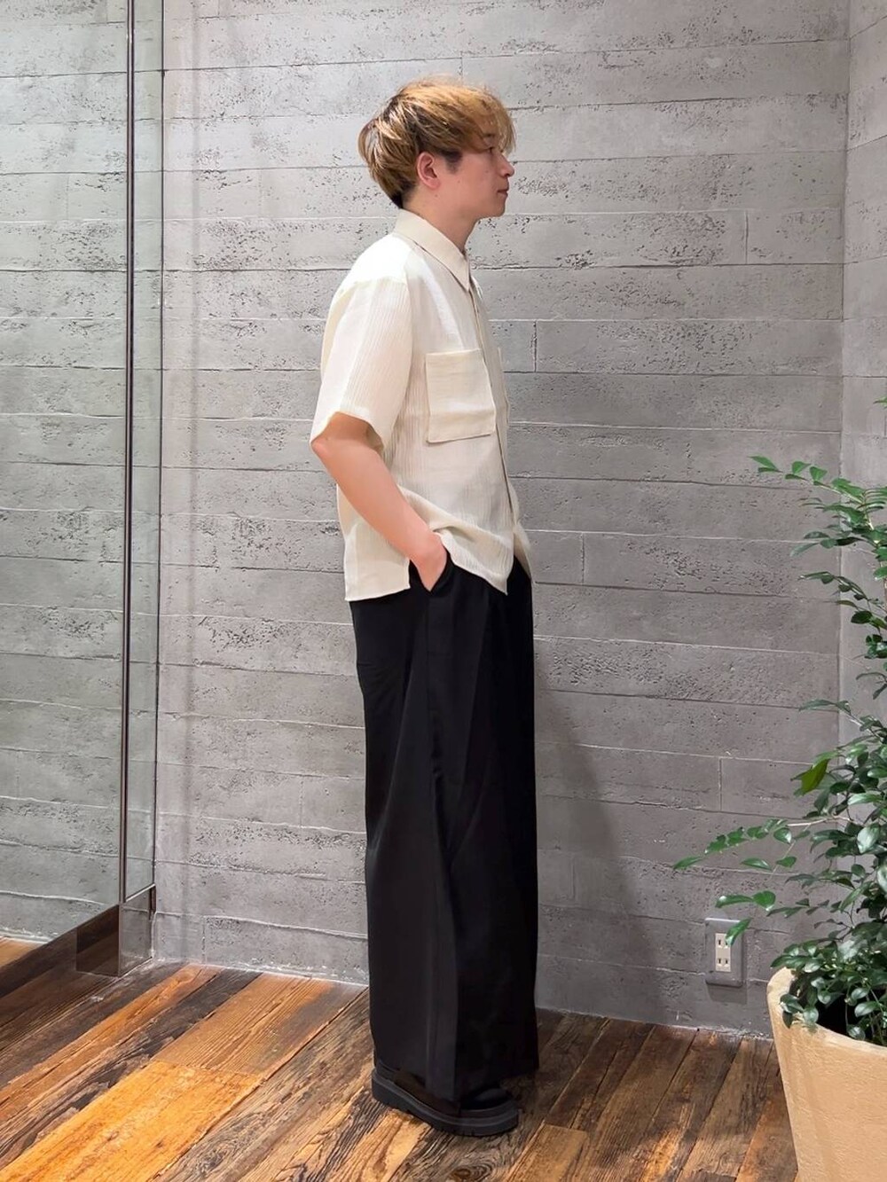 ブラック系のサンダル、ブラック系のスラックス、ホワイト系のシャツ/ブラウスを着用したメンズの夏コーディネートの2枚目の写真