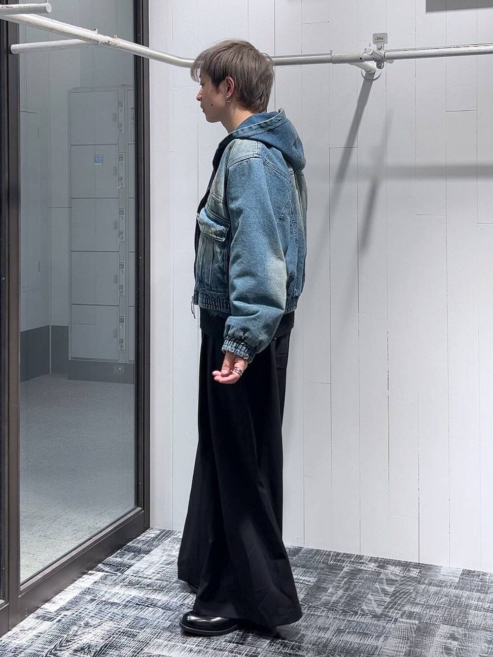 ブラック系のスラックス、ブラック系のドレスシューズ、ブルー系のブルゾンを着用したメンズの冬コーディネートの4枚目の写真