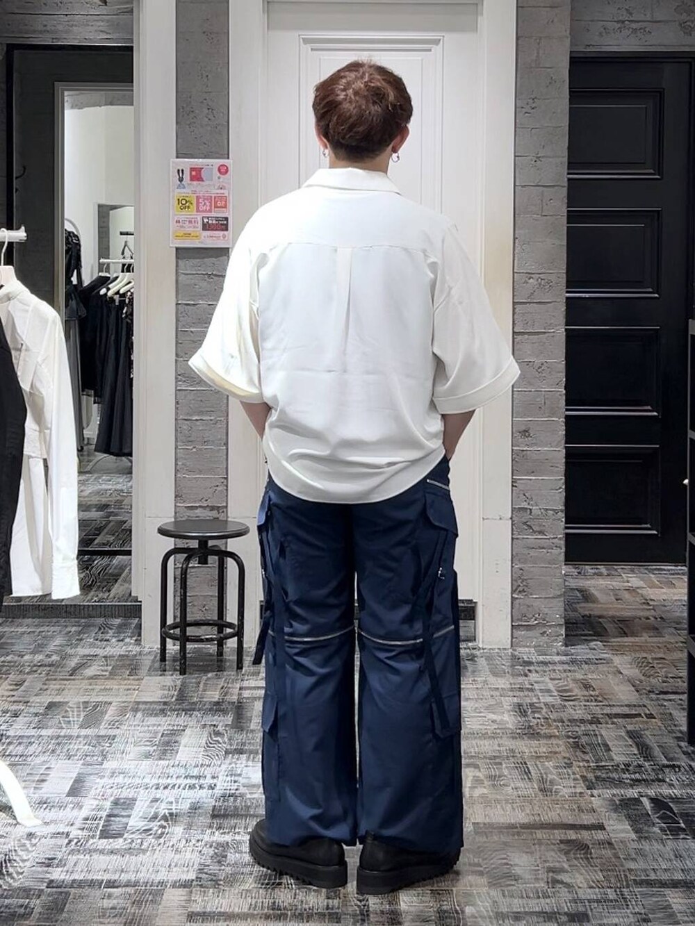 ホワイト系のシャツ/ブラウス、ブルー系のカーゴパンツ、ブラック系のドレスシューズを着用したメンズの夏コーディネートの4枚目の写真