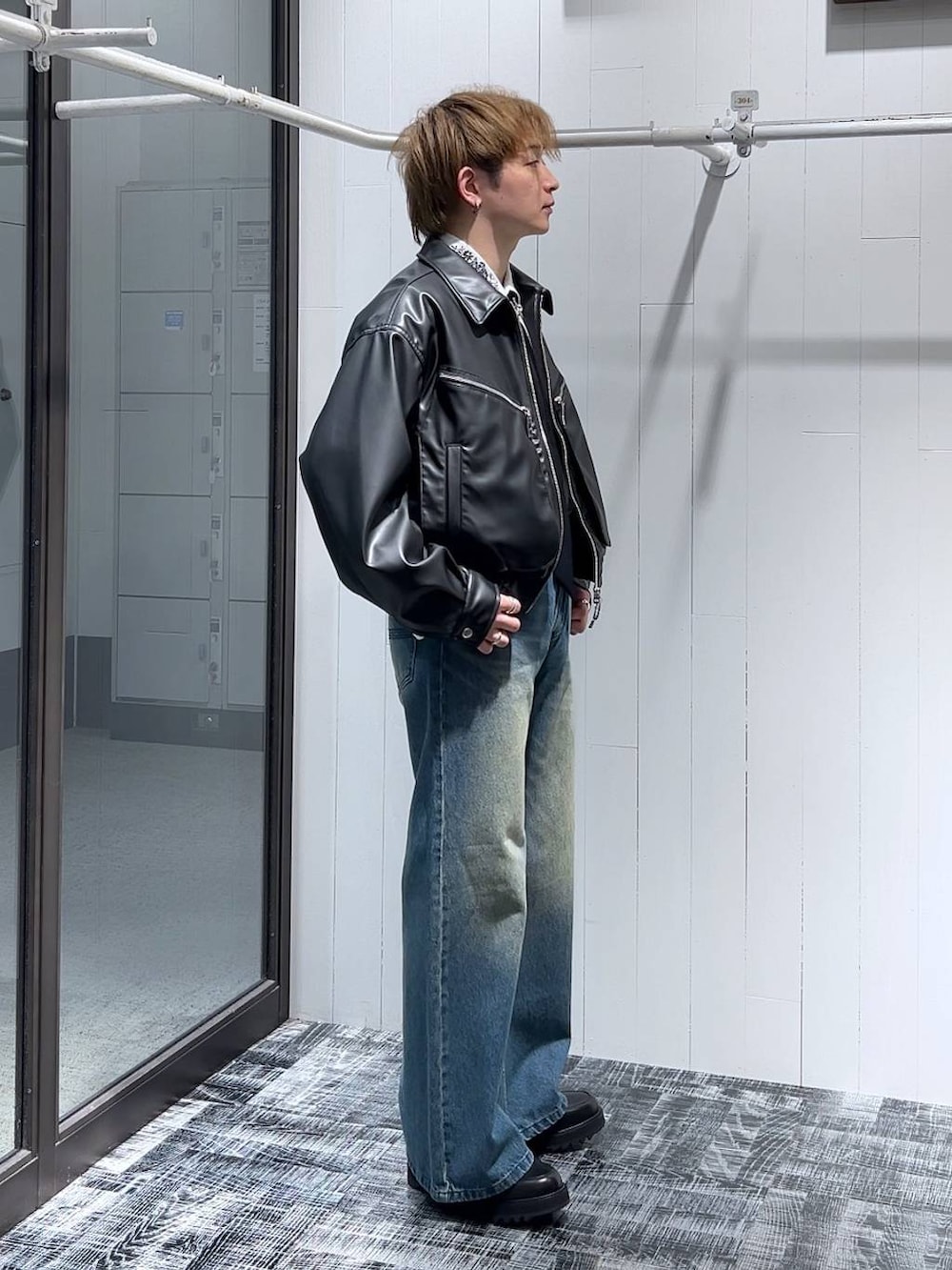 ホワイト系のシャツ/ブラウス、ブルー系のデニムパンツ、ブラック系のドレスシューズを着用したメンズの冬コーディネートの2枚目の写真