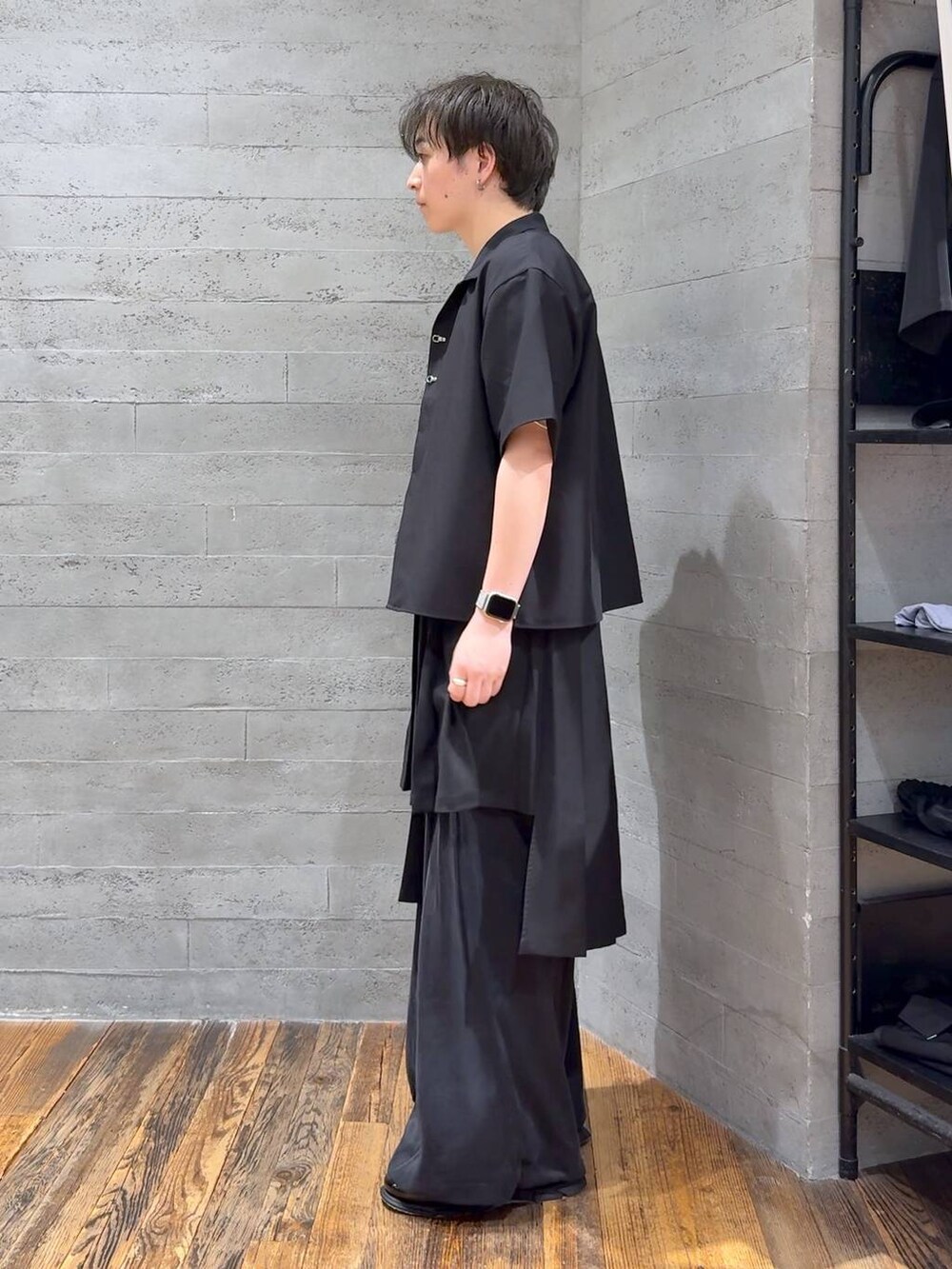 ブラック系のスラックス、ブラック系のスカート、ホワイト系のTシャツ/カットソーを着用したメンズの夏コーディネートの4枚目の写真