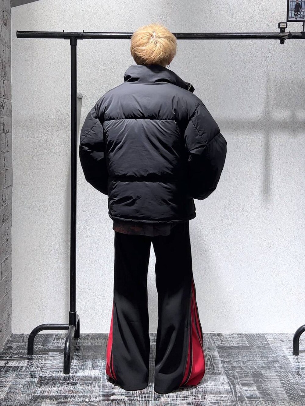 ブラック系のダウンジャケット/コート、レッド系のスラックス、ブラック系のドレスシューズを着用したメンズの秋コーディネートの4枚目の写真