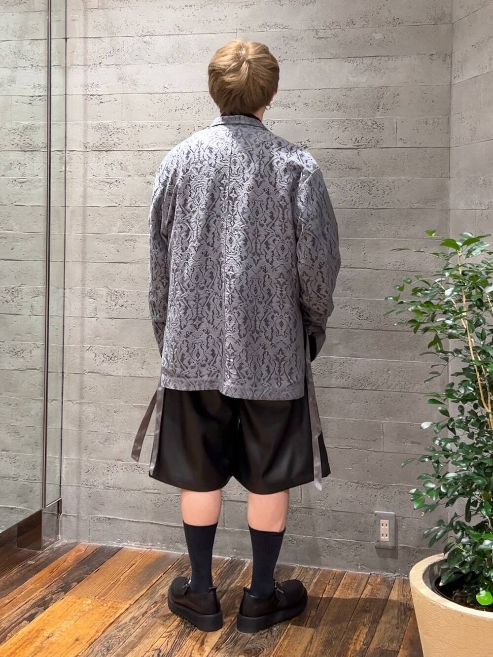 グレー系のテーラードジャケット、ブラック系のその他パンツ、ブラック系のドレスシューズを着用したメンズの春コーディネートの3枚目の写真
