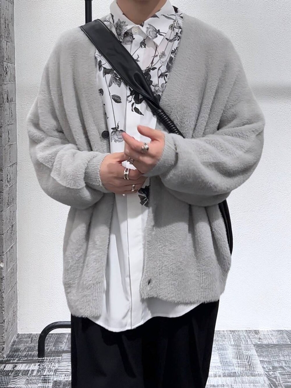 グレー系のカーディガン/ボレロ、ブラック系のショルダーバッグ、ブラック系のローファーを着用したメンズの秋コーディネートの5枚目の写真