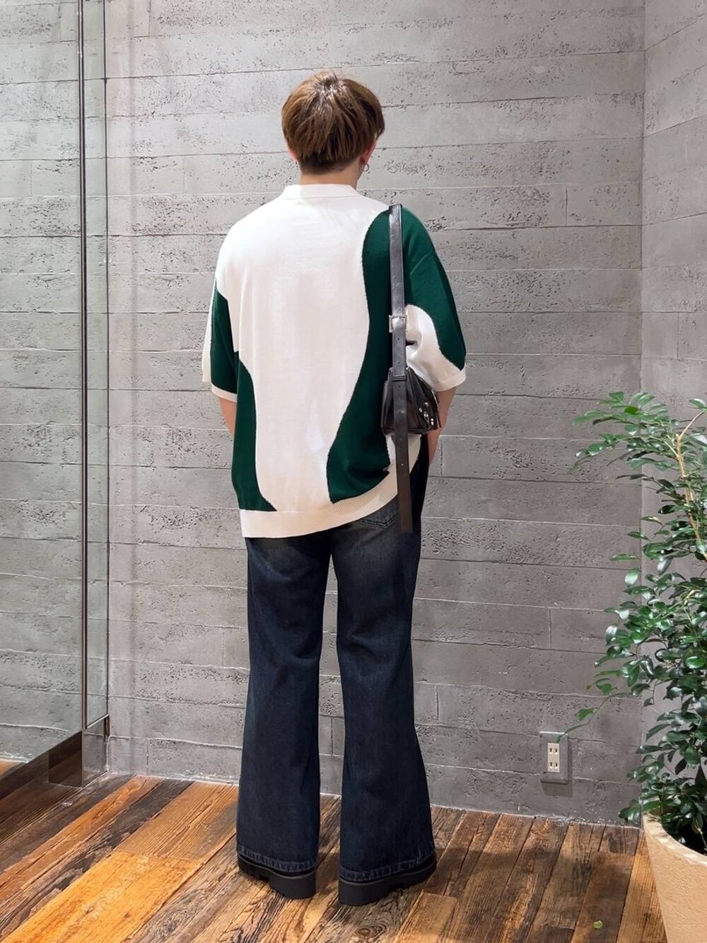 グレー系のショルダーバッグ、ブラック系のサンダル、ブルー系のデニムパンツを着用したメンズの夏コーディネートの3枚目の写真