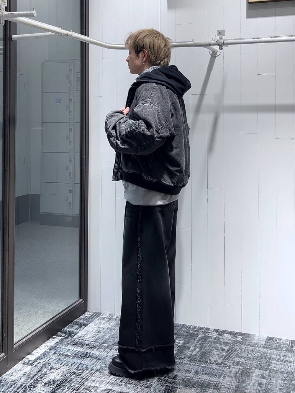 ブラック系のドレスシューズ、ブラック系のデニムパンツ、グレー系のスウェットを着用したメンズの冬コーディネートの4枚目の写真