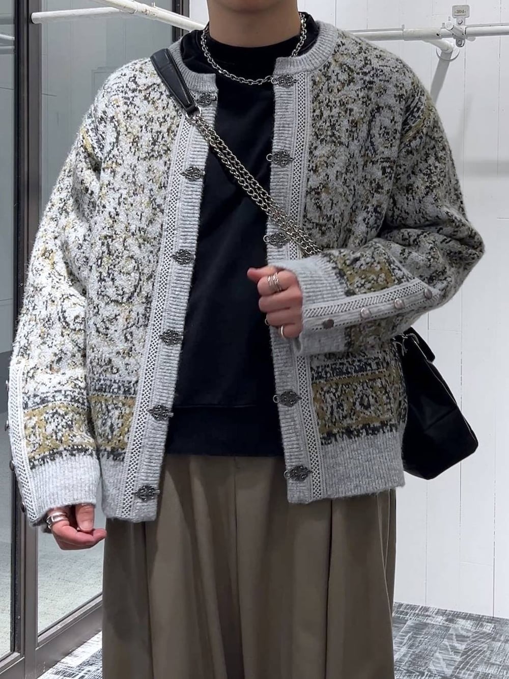 「オーバーサイズ、HARE、低身長、きれいめ、モード、ワイドパンツ、カーディガン、ニット、スウェット」｜「HAREのステンレスチェーンネックレス(HARE)（ネックレス、シルバー系）」を使った、HARE     もりたいさん（メンズ・168cm）の冬コーディネートの5枚目の写真