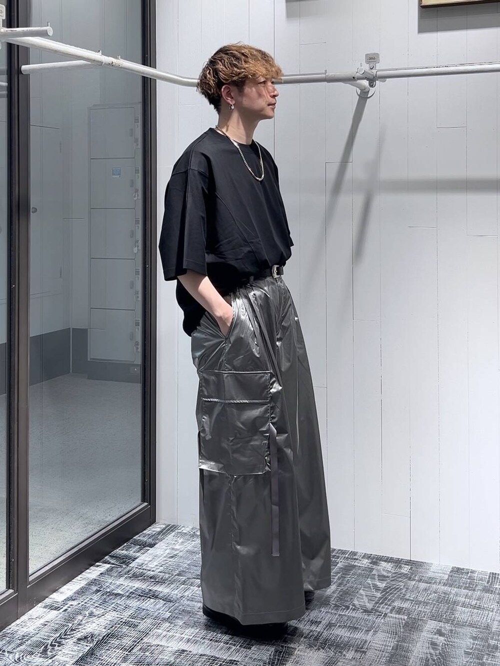 ブラック系のTシャツ/カットソー、ブラック系のサンダル、シルバー系のカーゴパンツを着用したメンズの夏コーディネートの3枚目の写真