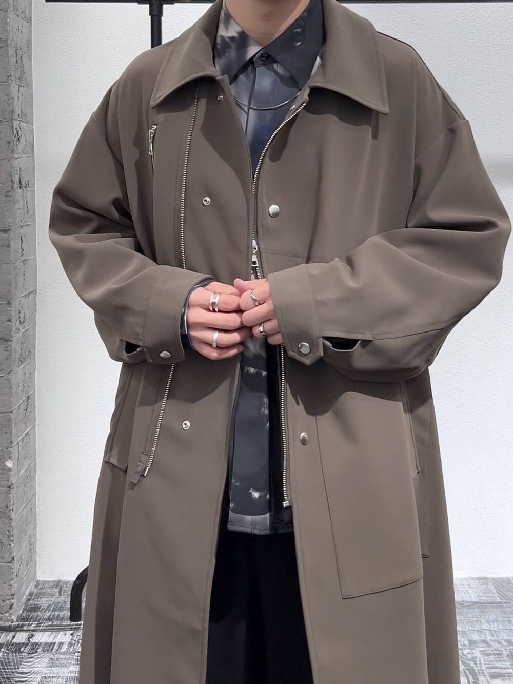 ブラック系のドレスシューズ、ブラック系のショルダーバッグ、ブラック系のシャツ/ブラウスを着用したメンズの冬コーディネートの5枚目の写真