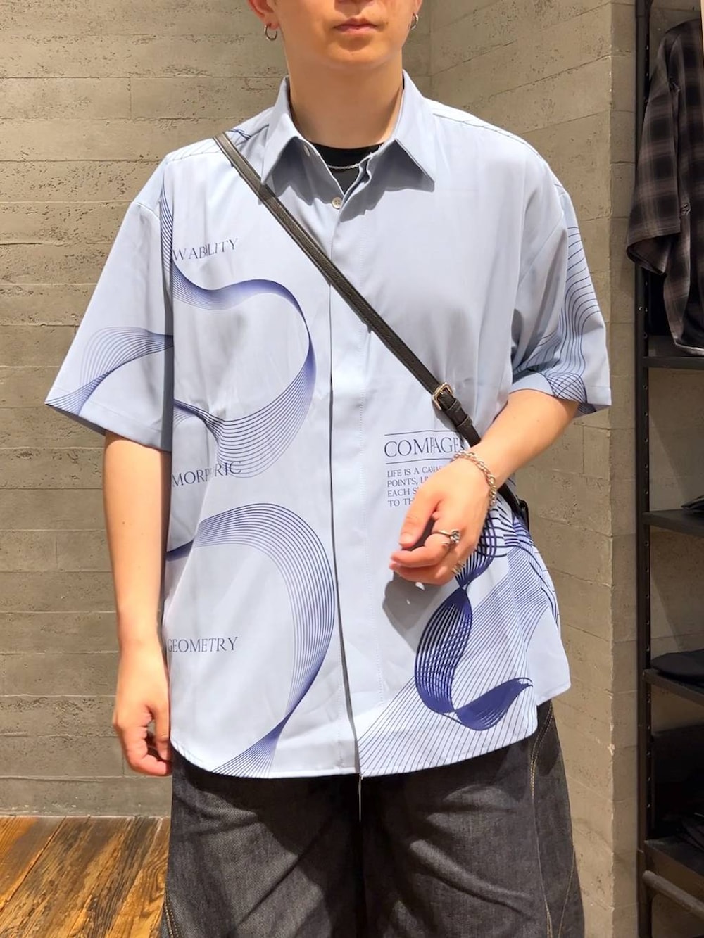 「夏コーデ、カジュアル、低身長、きれいめ、モード、オーバーサイズ、HARE、デニムパンツ、シャツ」|「HAREの100625ステンレスブレスレット(HARE)(ブレスレット、シルバー系)」を使った、HARE もりたいさん(メンズ・168cm)の夏コーディネートの5枚目の写真