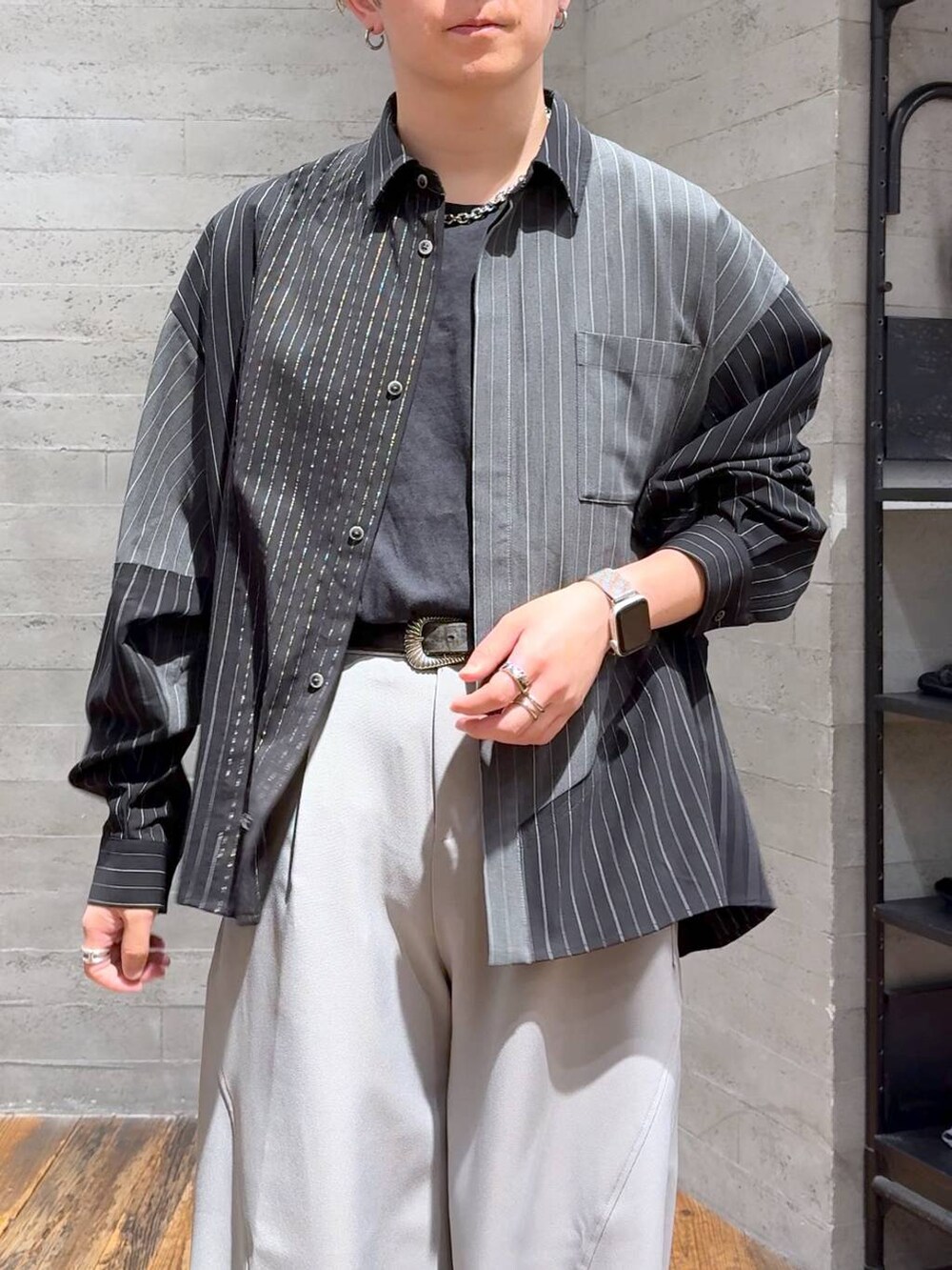 ブラック系のローファー、グレー系のスラックス、ブラック系のTシャツ/カットソーを着用したメンズの夏コーディネートの5枚目の写真