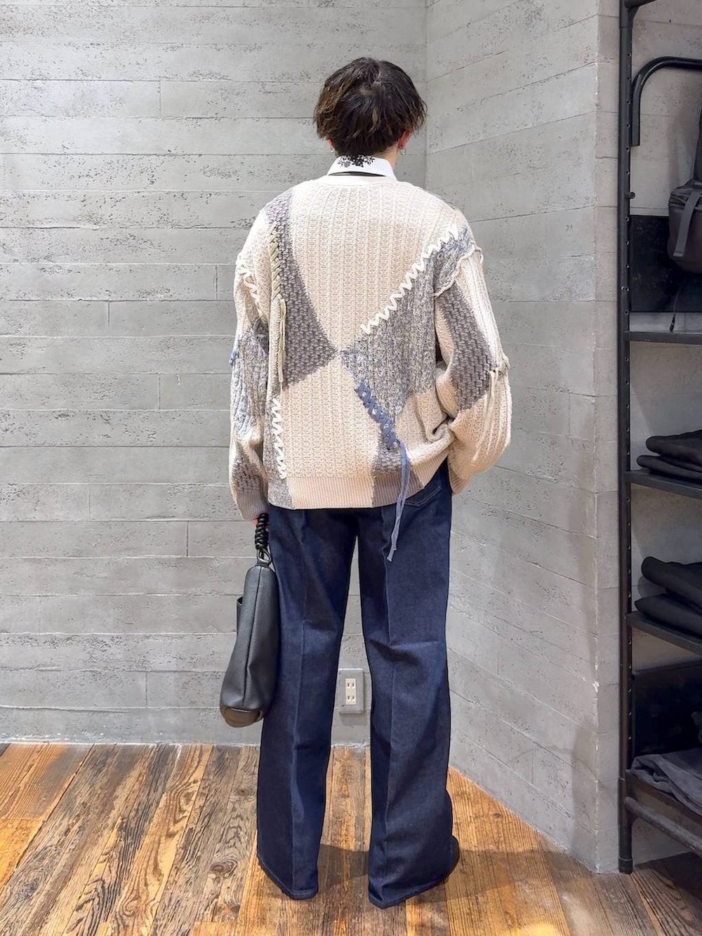 ブルー系のデニムパンツ、ホワイト系のシャツ/ブラウス、ブラック系のトートバッグを着用したメンズの秋コーディネートの3枚目の写真