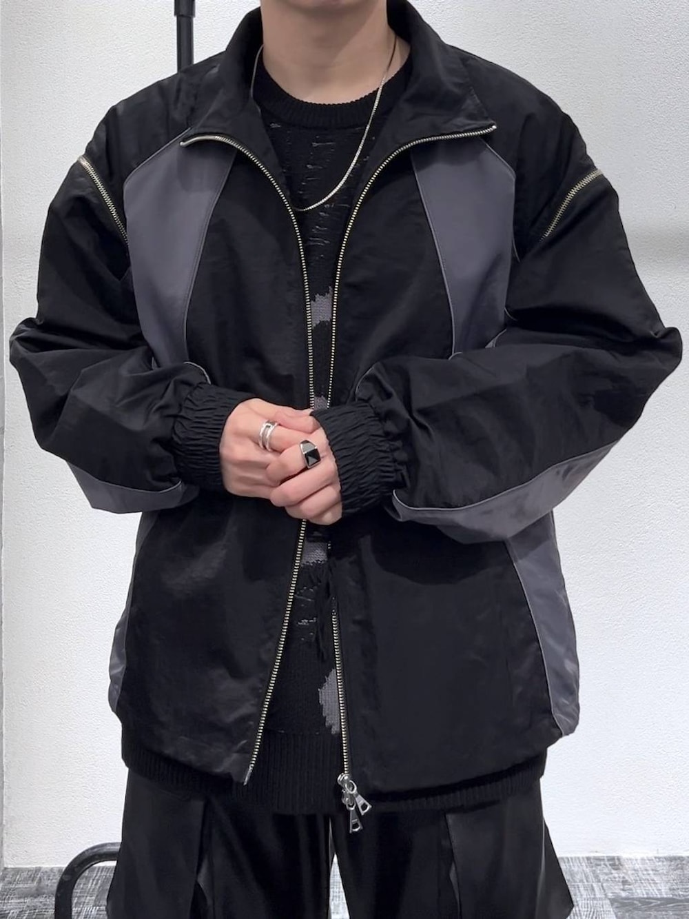 ブラック系のニット/セーター、ブラック系のドレスシューズ、ブラック系のブルゾンを着用したメンズの冬コーディネートの5枚目の写真