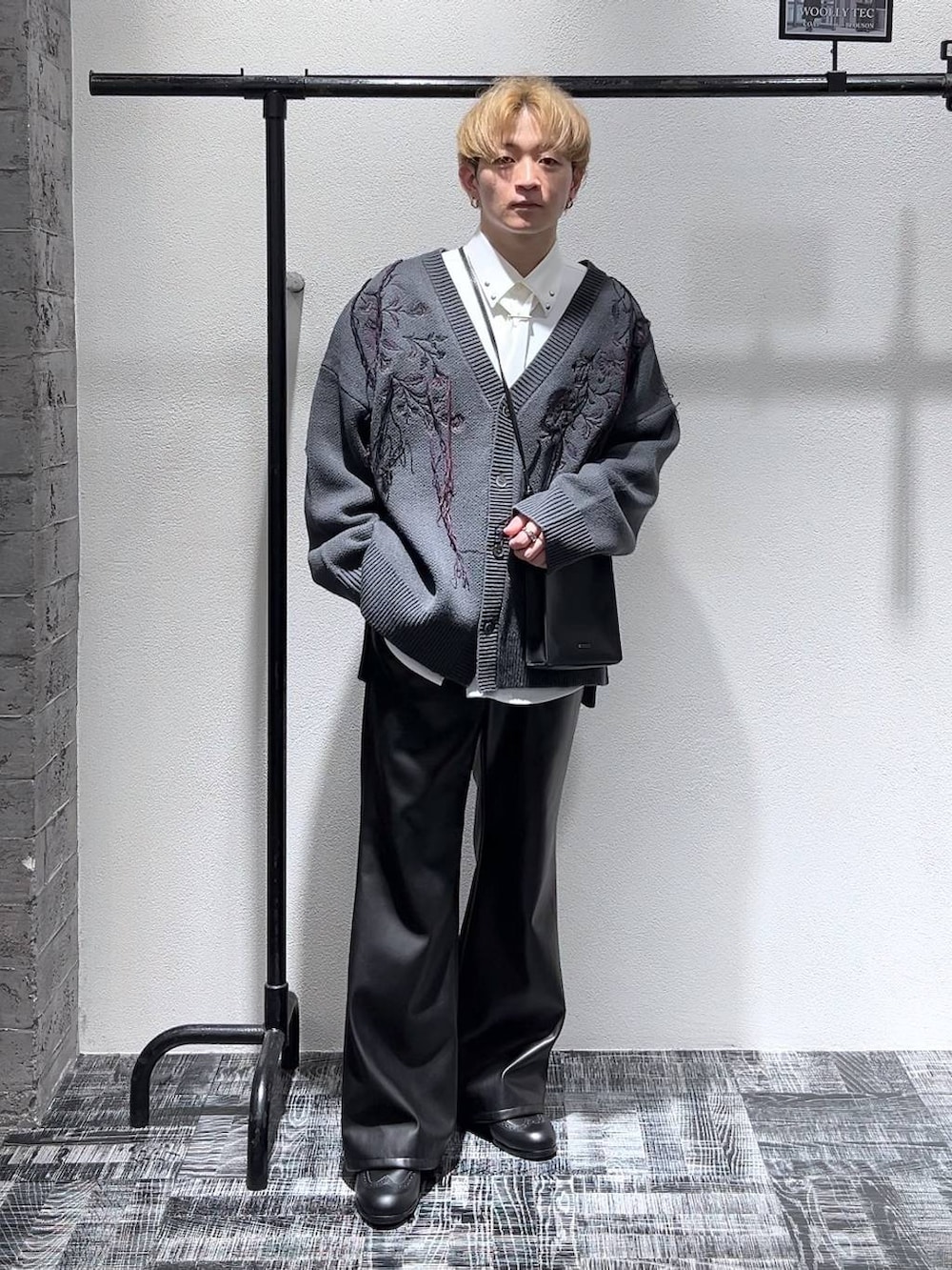 ブラック系のショルダーバッグ、ブラック系のその他パンツ、ブラック系のドレスシューズを着用したメンズの冬コーディネートの6枚目の写真