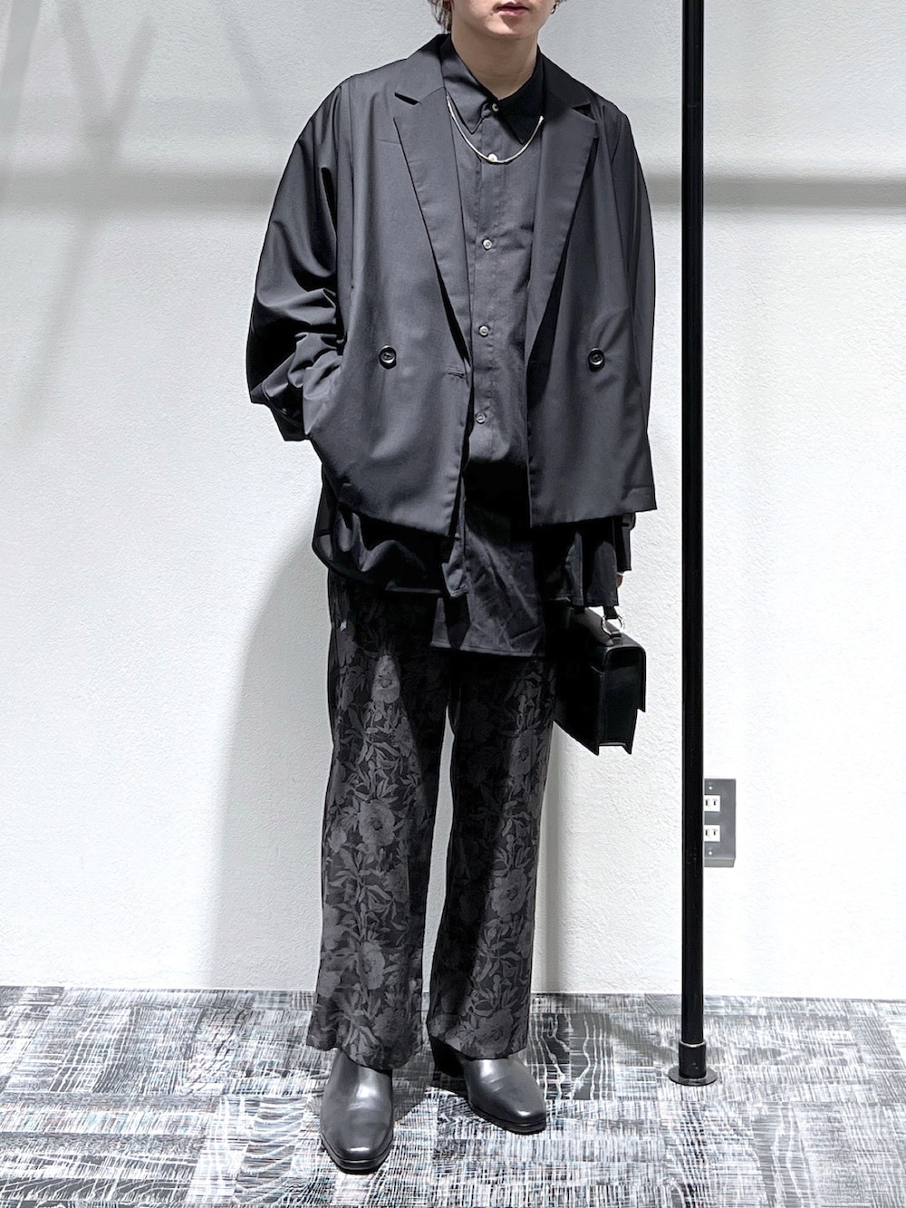 ブラック系のシャツ/ブラウス、ブラック系のシャツ/ブラウス、ブラック系のその他パンツを着用したメンズの春コーディネートの2枚目の写真