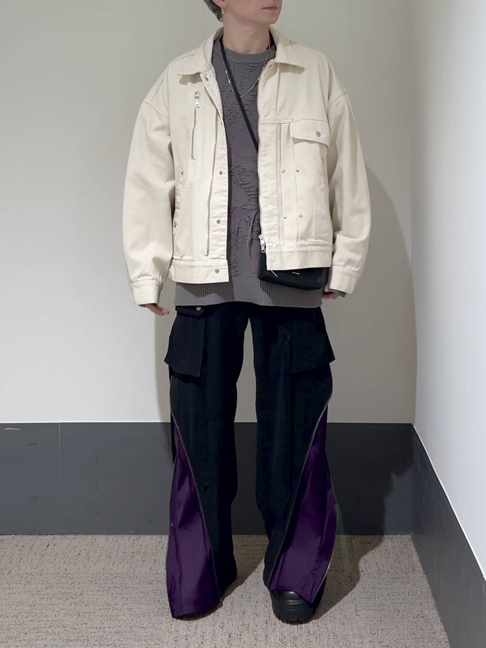 ブラック系のスニーカー、グレー系のニット/セーター、ブラック系のショルダーバッグを着用したメンズの冬コーディネートの2枚目の写真