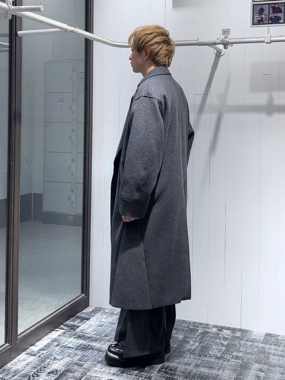「低身長、きれいめ、モード、オーバーサイズ、HARE、ワイドパンツ、スラックス、コート、冬コーデ」｜「HAREのプレミアムウールガウンコート(HARE)（トレンチコート、グレー系）」を使った、HARE     もりたいさん（メンズ・168cm）の秋コーディネートの4枚目の写真