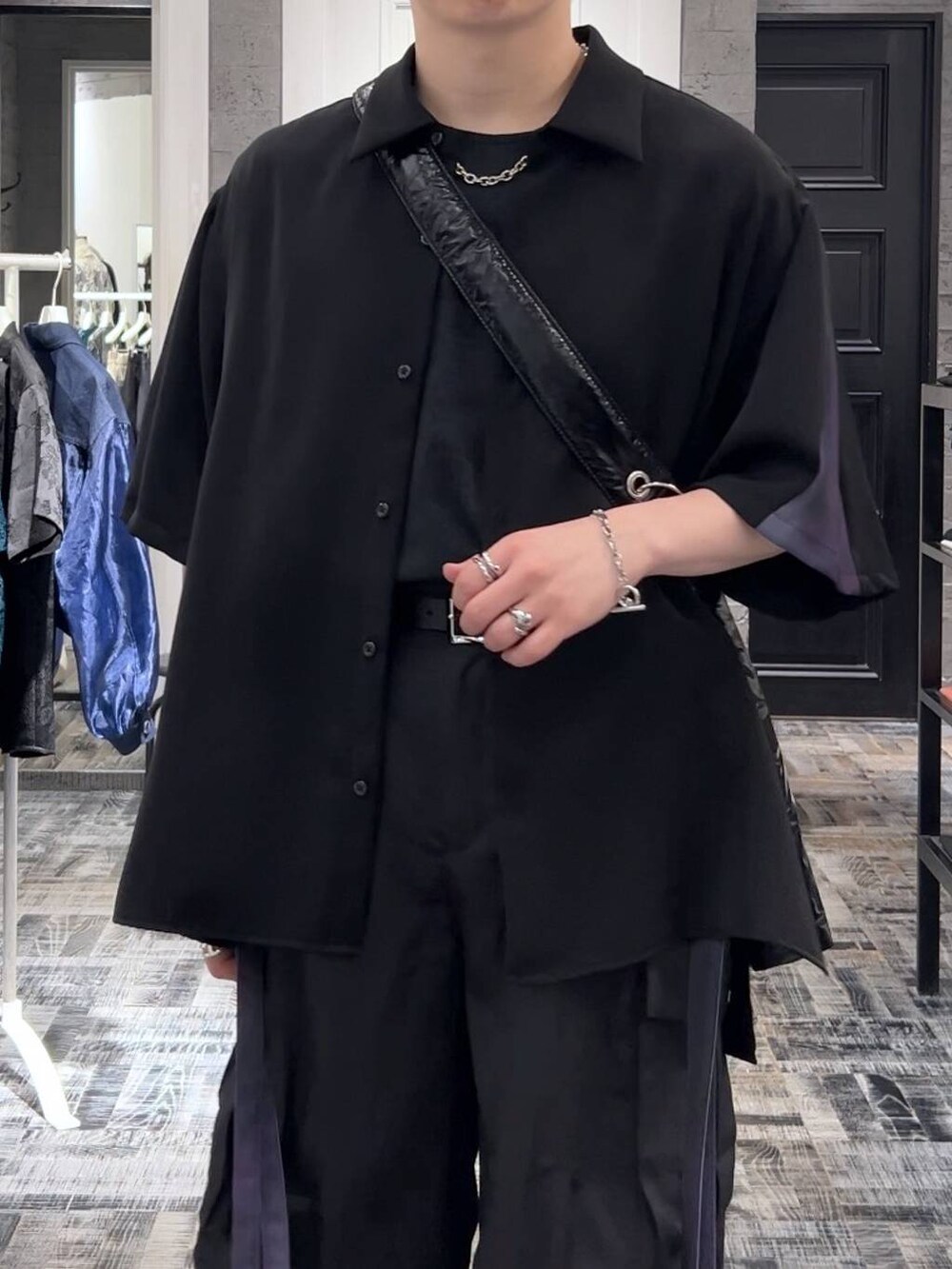 グレー系のTシャツ/カットソー、ブラック系のカーゴパンツ、ブラック系のサンダルを着用したメンズの夏コーディネートの5枚目の写真
