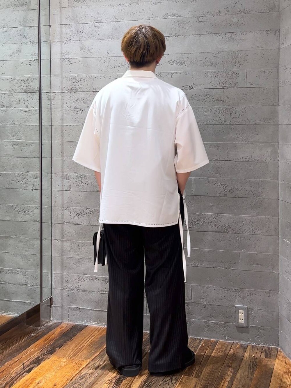 ブラック系のサンダル、ホワイト系のシャツ/ブラウス、ブラック系のショルダーバッグを着用したメンズの夏コーディネートの3枚目の写真