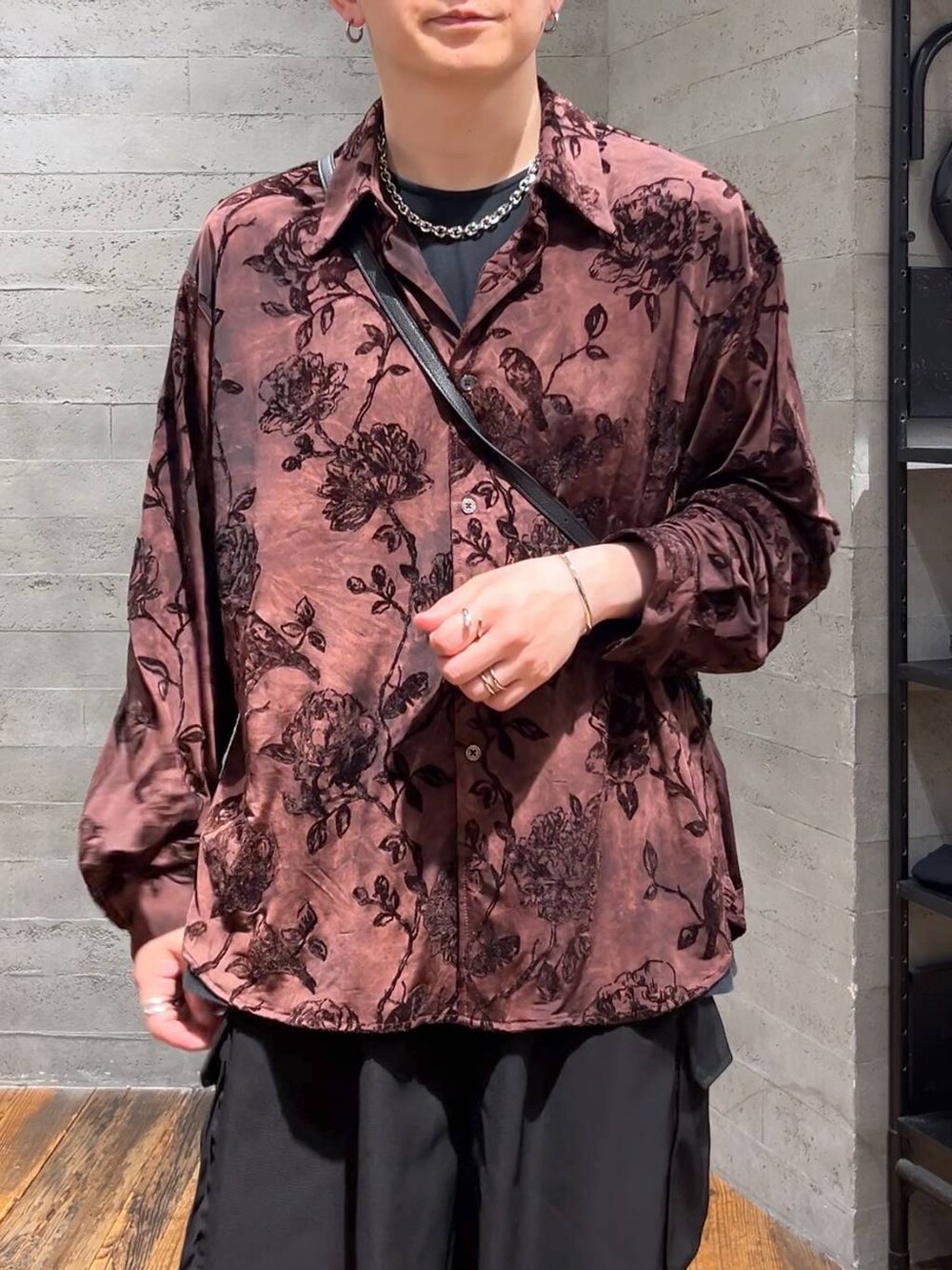 ブラック系のカーゴパンツ、ブラック系のTシャツ/カットソー、ブラック系のショルダーバッグを着用したメンズの夏コーディネートの5枚目の写真