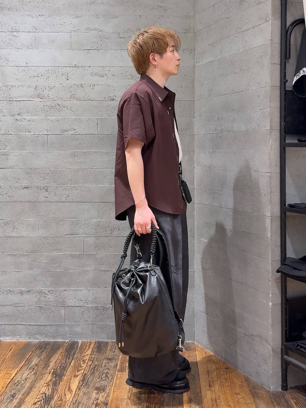 ブラウン系のシャツ/ブラウス、ホワイト系のTシャツ/カットソー、グレー系のスラックスを着用したメンズの夏コーディネートの2枚目の写真