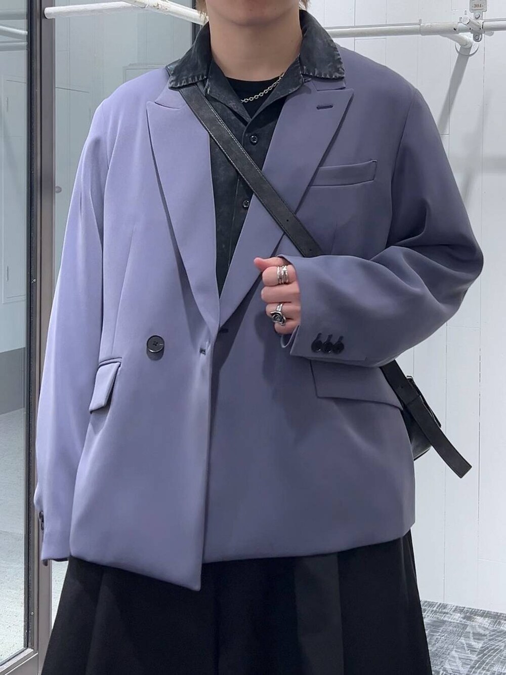 「シャツ、低身長、きれいめ、モード、オーバーサイズ、HARE、ワイドパンツ、ジャケット、ショルダーバッグ」|「HAREのステンレスサークルピアス(HARE)(ピアス(片耳用)、シルバー系)」を使った、HARE もりたいさん(メンズ・168cm)の冬コーディネートの5枚目の写真