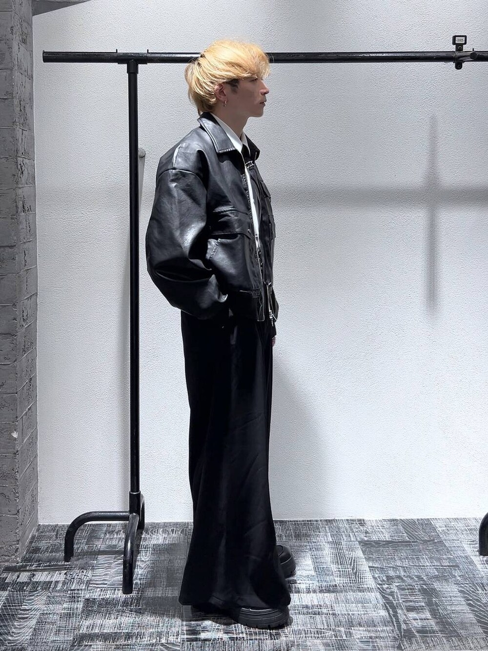 ブラック系のネクタイ、ブラック系のスラックス、ホワイト系のシャツ/ブラウスを着用したメンズの冬コーディネートの3枚目の写真