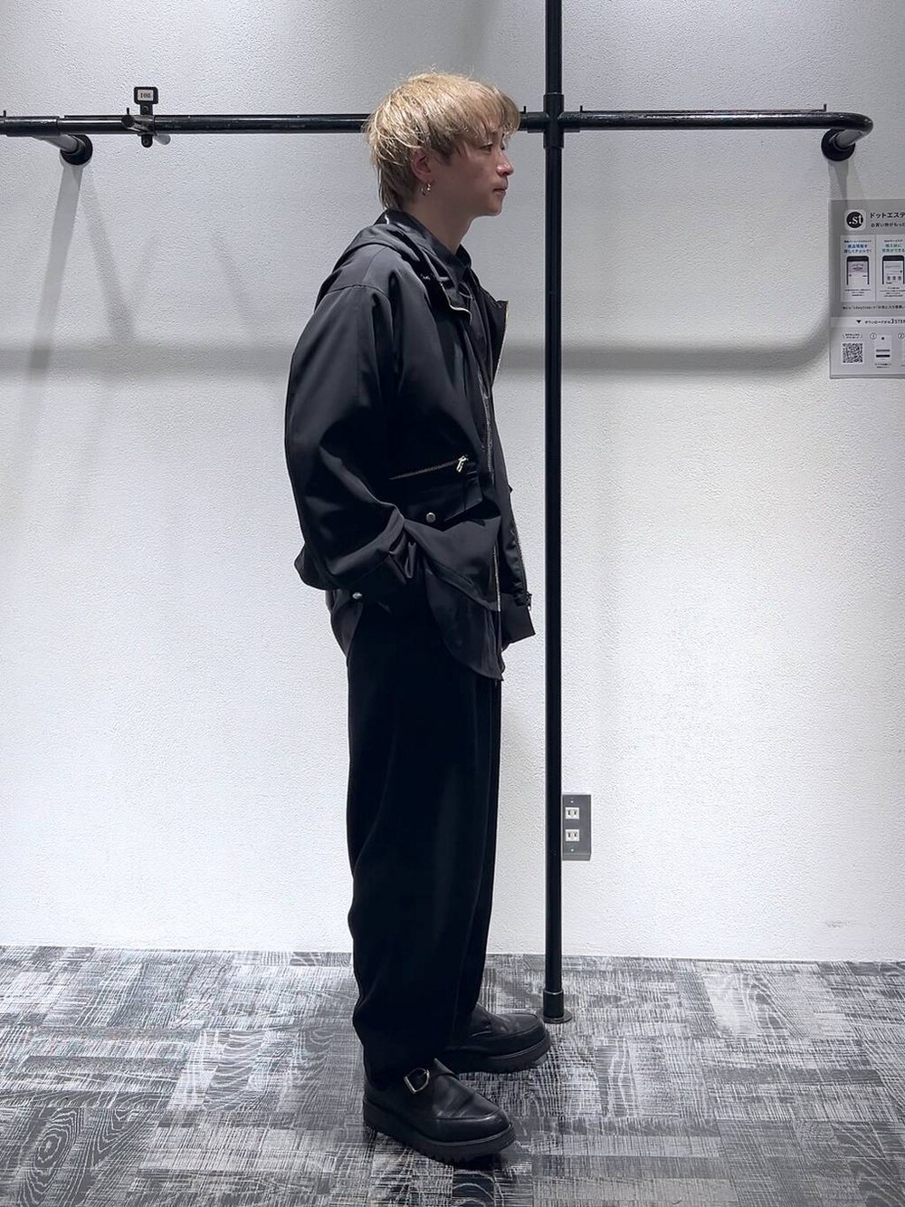 ブラック系のテーラードジャケット、ブラック系のドレスシューズ、ブラック系のショルダーバッグを着用したメンズの春コーディネートの3枚目の写真