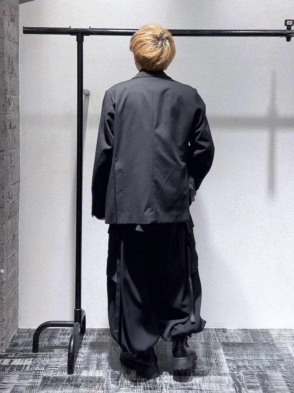 ブラック系のブーツ、ブラック系のテーラードジャケット、ブラック系のシャツ/ブラウスを着用したメンズの冬コーディネートの3枚目の写真