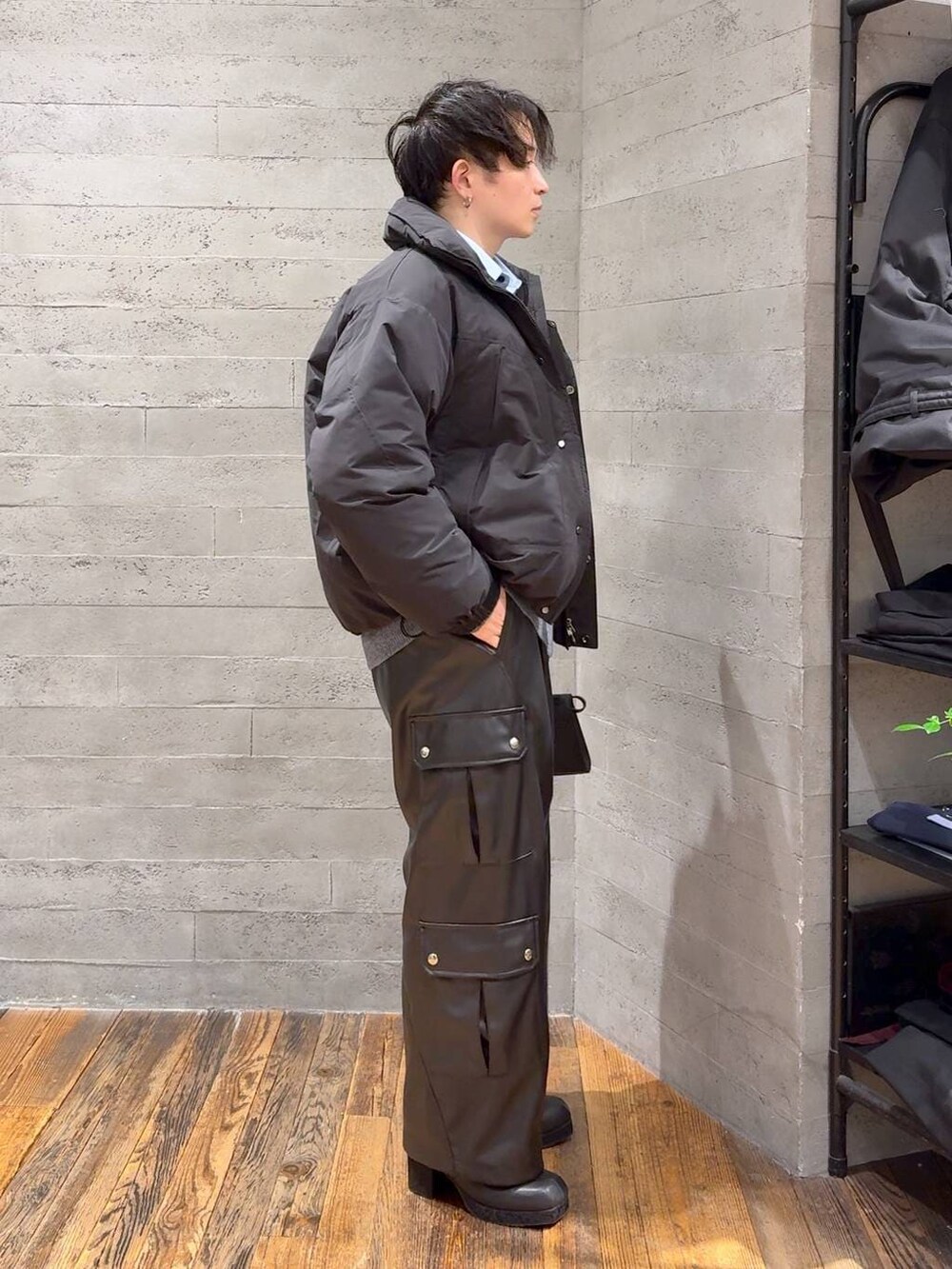 ブラック系のカーゴパンツ、ブラック系のダウンジャケット/コート、ブラック系のブーツを着用したメンズの冬コーディネートの2枚目の写真