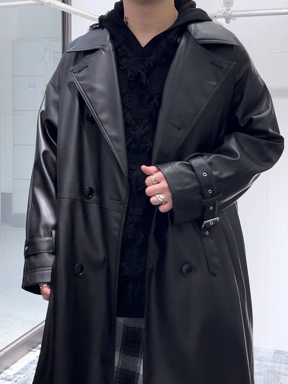 ブラック系のトレンチコート、ブラック系のその他パンツ、ブラック系のパーカーを着用したメンズの秋コーディネートの5枚目の写真