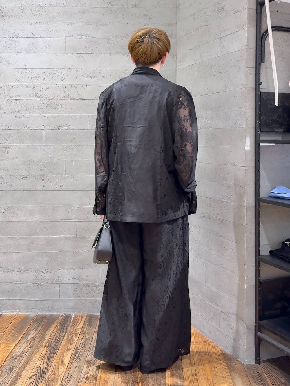 ブラック系のTシャツ/カットソー、ブラック系のサンダル、ブラック系のショルダーバッグを着用したメンズの春コーディネートの3枚目の写真