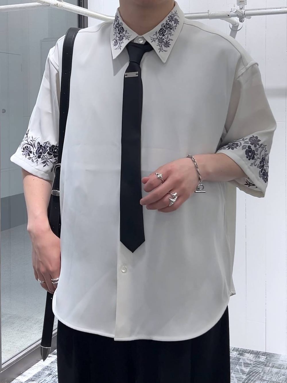 「低身長、きれいめ、オーバーサイズ、HARE、シャツ、ワイドパンツ、モード、モテ、夏コーデ」|「HAREのステンレスブレスレット(HARE)(ブレスレット、シルバー系)」を使った、HARE もりたいさん(メンズ・168cm)の夏コーディネートの4枚目の写真