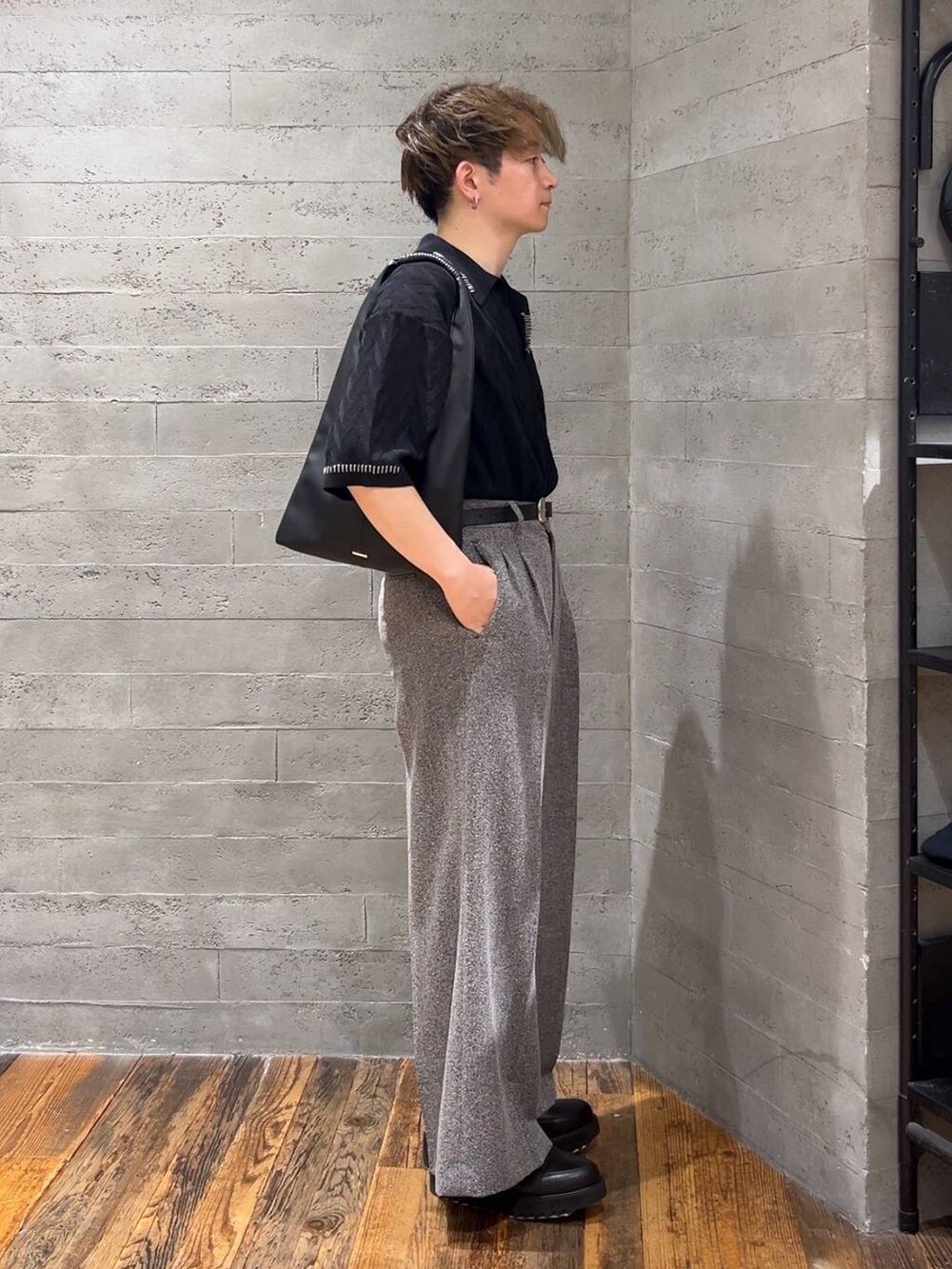 ブラック系のトートバッグ、ブラック系のポロシャツ、ブラック系のドレスシューズを着用したメンズの夏コーディネートの2枚目の写真