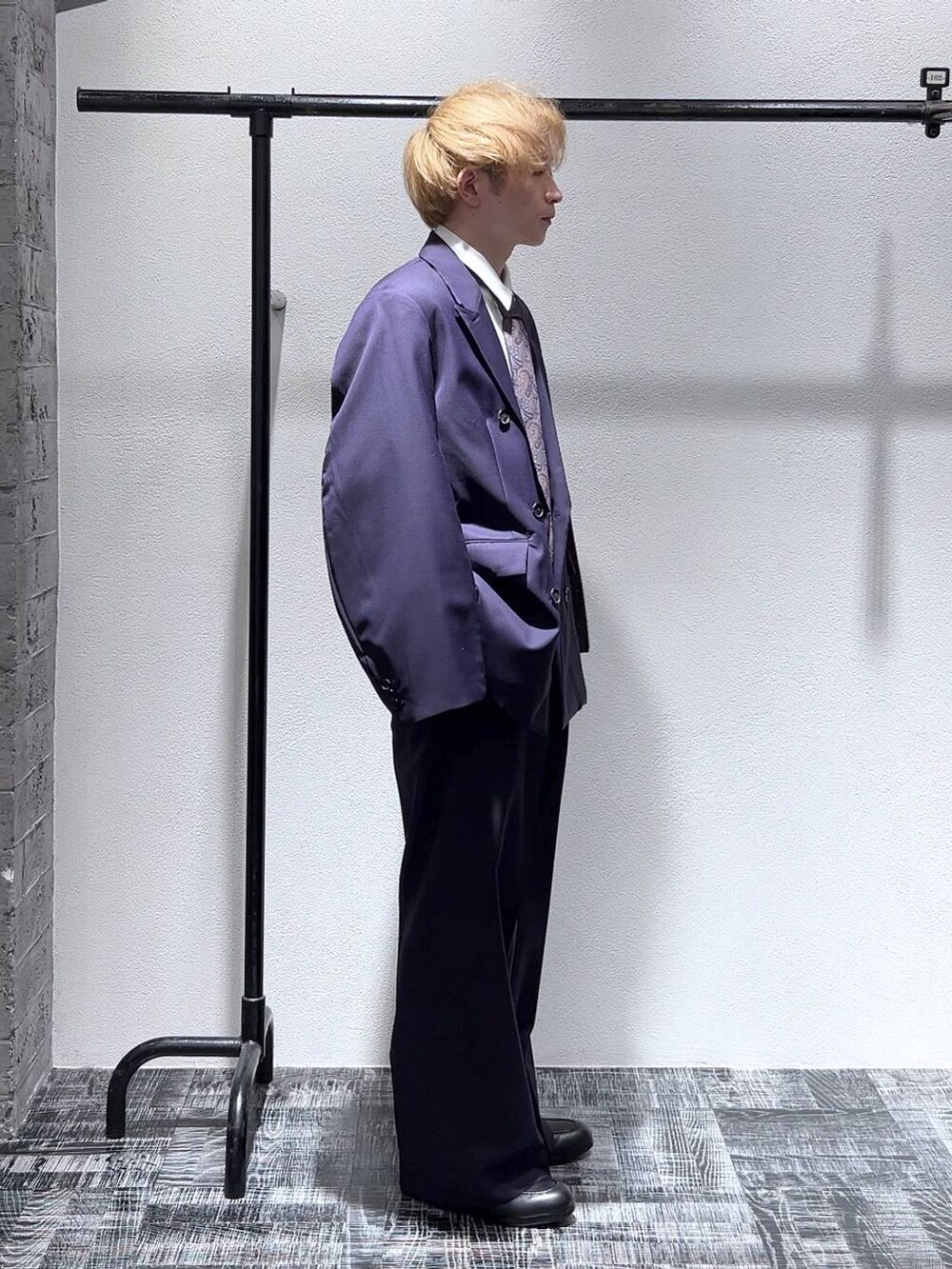 レッド系のネクタイ、ホワイト系のシャツ/ブラウス、ブラック系のブーツを着用したメンズの冬コーディネートの3枚目の写真