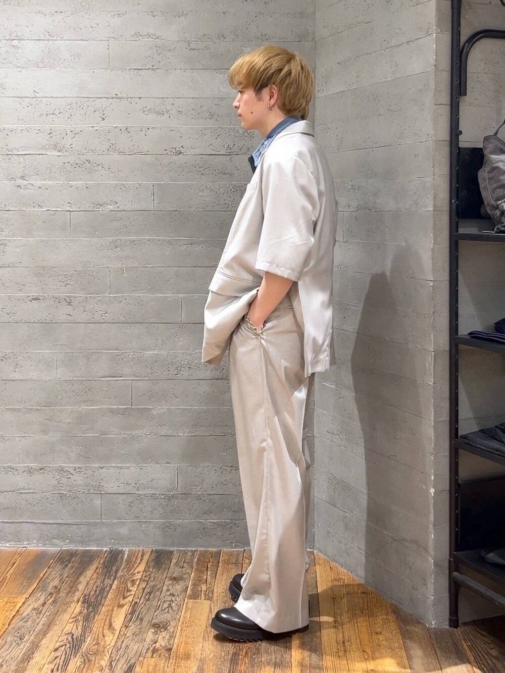 ブルー系のシャツ/ブラウス、ブラック系のドレスシューズ、グレー系のテーラードジャケットを着用したメンズの春コーディネートの4枚目の写真