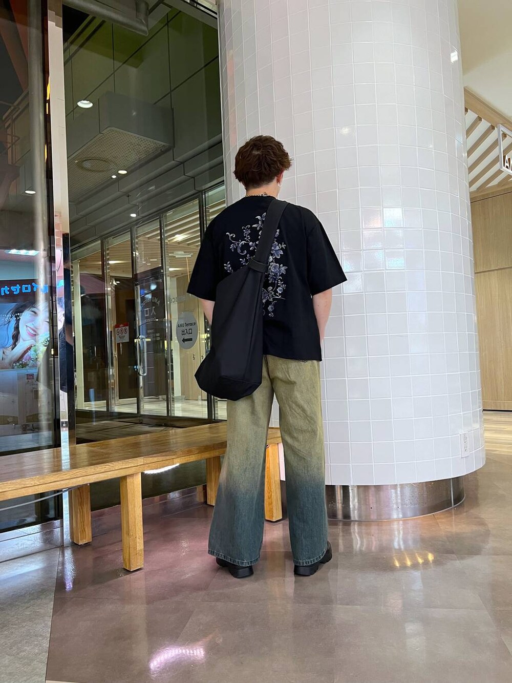 グリーン系のデニムパンツ、ブラック系のTシャツ/カットソー、シルバー系のピアス（片耳用）を着用したメンズの秋コーディネートの4枚目の写真