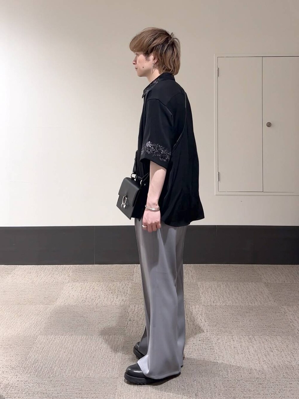 「低身長、きれいめ、オーバーサイズ、HARE、ワイドパンツ、シャツ、ベーシック/シンプル、ショルダーバッグ、夏コーデ」｜「HAREの【SET UP対応】TOROMIワイドパンツ(HARE)（スラックス、グレー系）」を使った、HARE     もりたいさん（メンズ・168cm）の春コーディネートの3枚目の写真