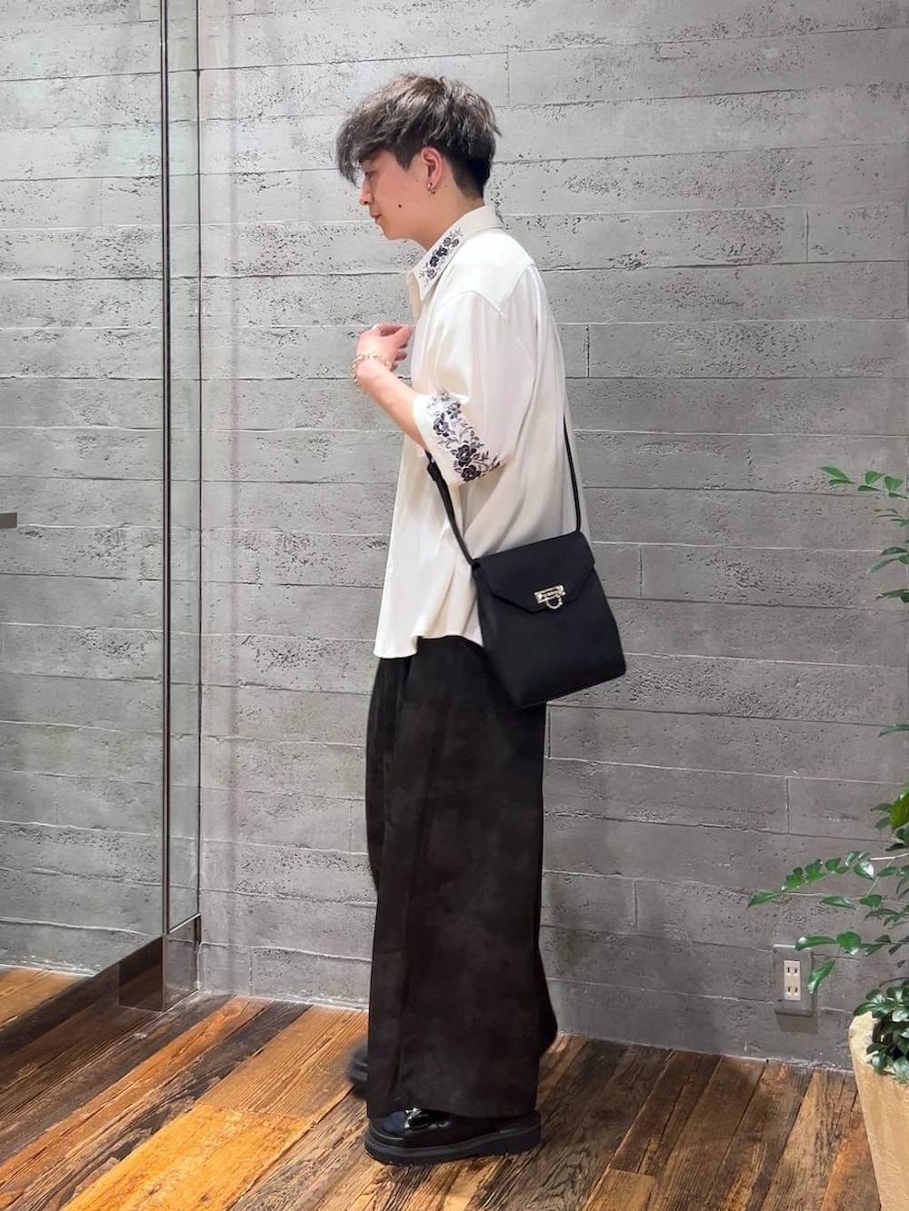 ホワイト系のシャツ/ブラウス、ブラック系のサンダル、グレー系のスラックスを着用したメンズの夏コーディネートの4枚目の写真