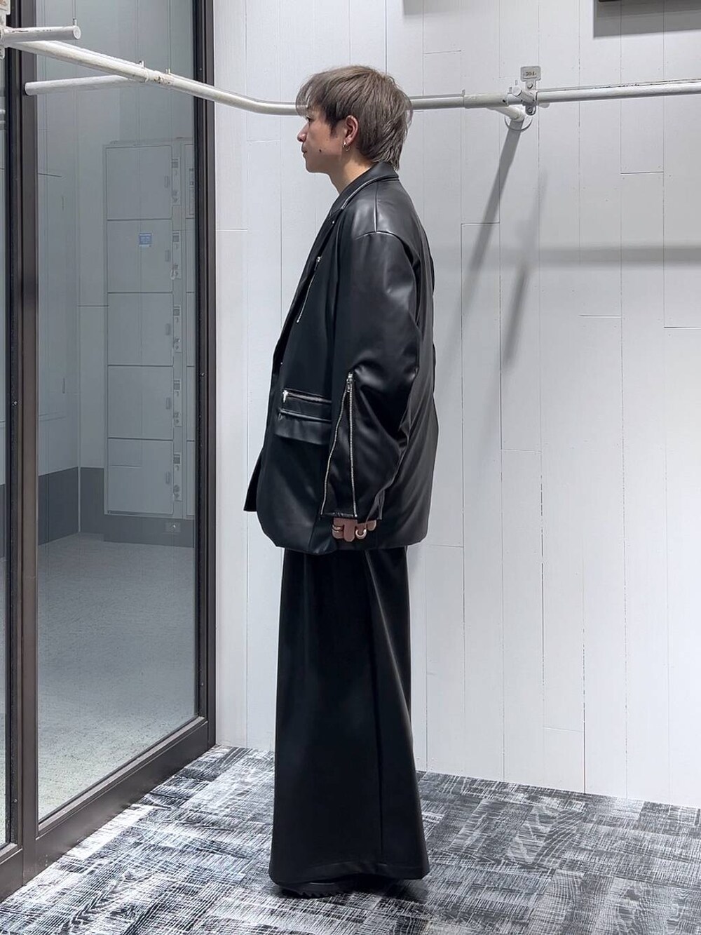 ブラック系のその他パンツ、ブラック系のテーラードジャケット、ブラック系のドレスシューズを着用したメンズの冬コーディネートの4枚目の写真