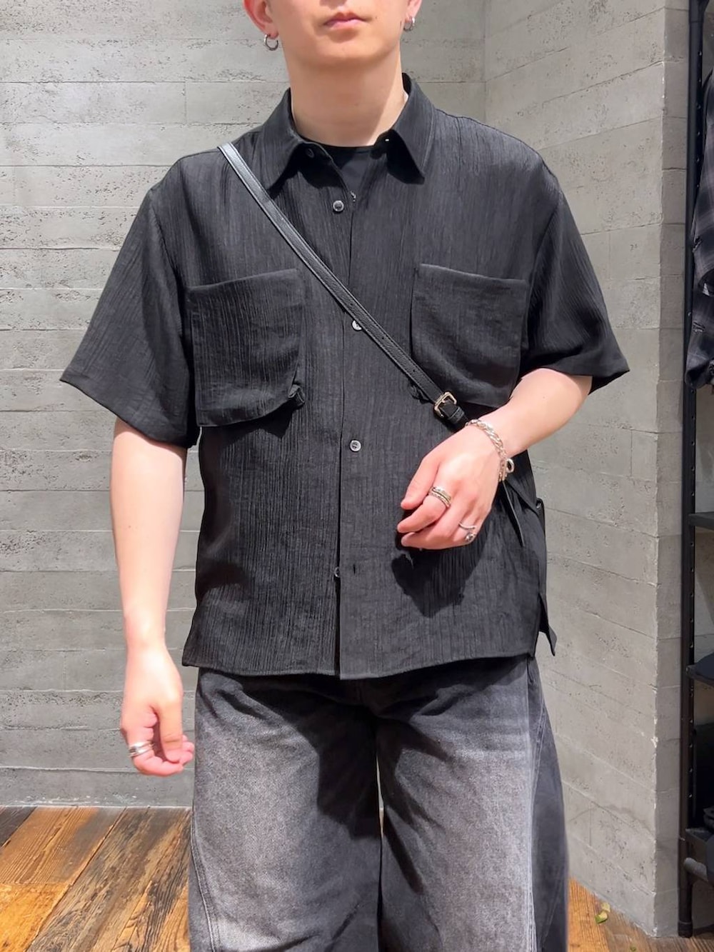 「低身長、きれいめ、モード、オーバーサイズ、HARE、デニムパンツ、シャツ、ベーシック/シンプル、夏コーデ」|「HAREの100625ステンレスブレスレット(HARE)(ブレスレット、シルバー系)」を使った、HARE もりたいさん(メンズ・168cm)の夏コーディネートの5枚目の写真