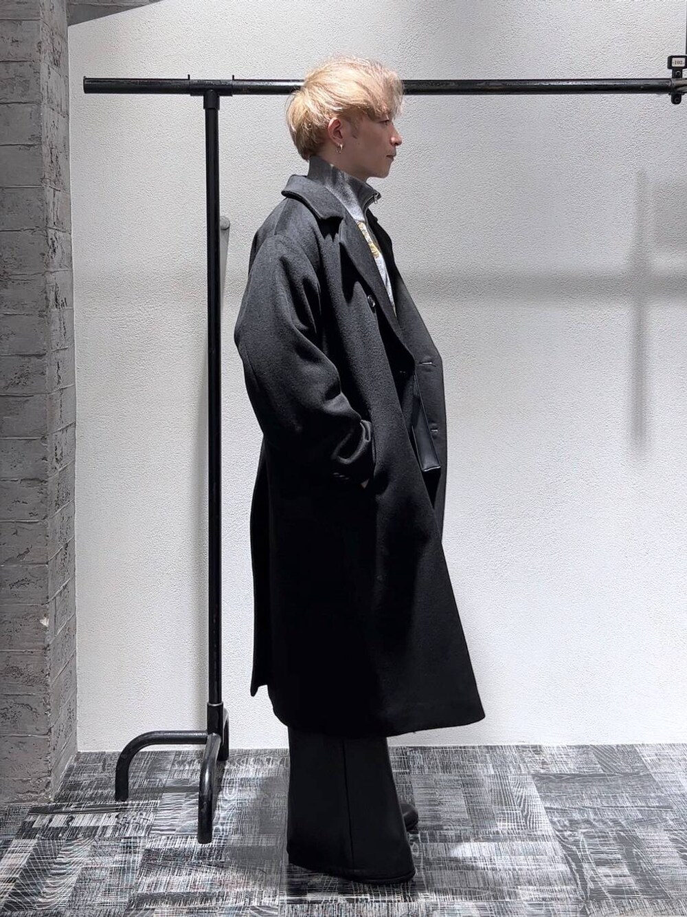 ブラック系のステンカラーコート、ブラック系のその他パンツ、ブラック系のドレスシューズを着用したメンズの秋コーディネートの3枚目の写真