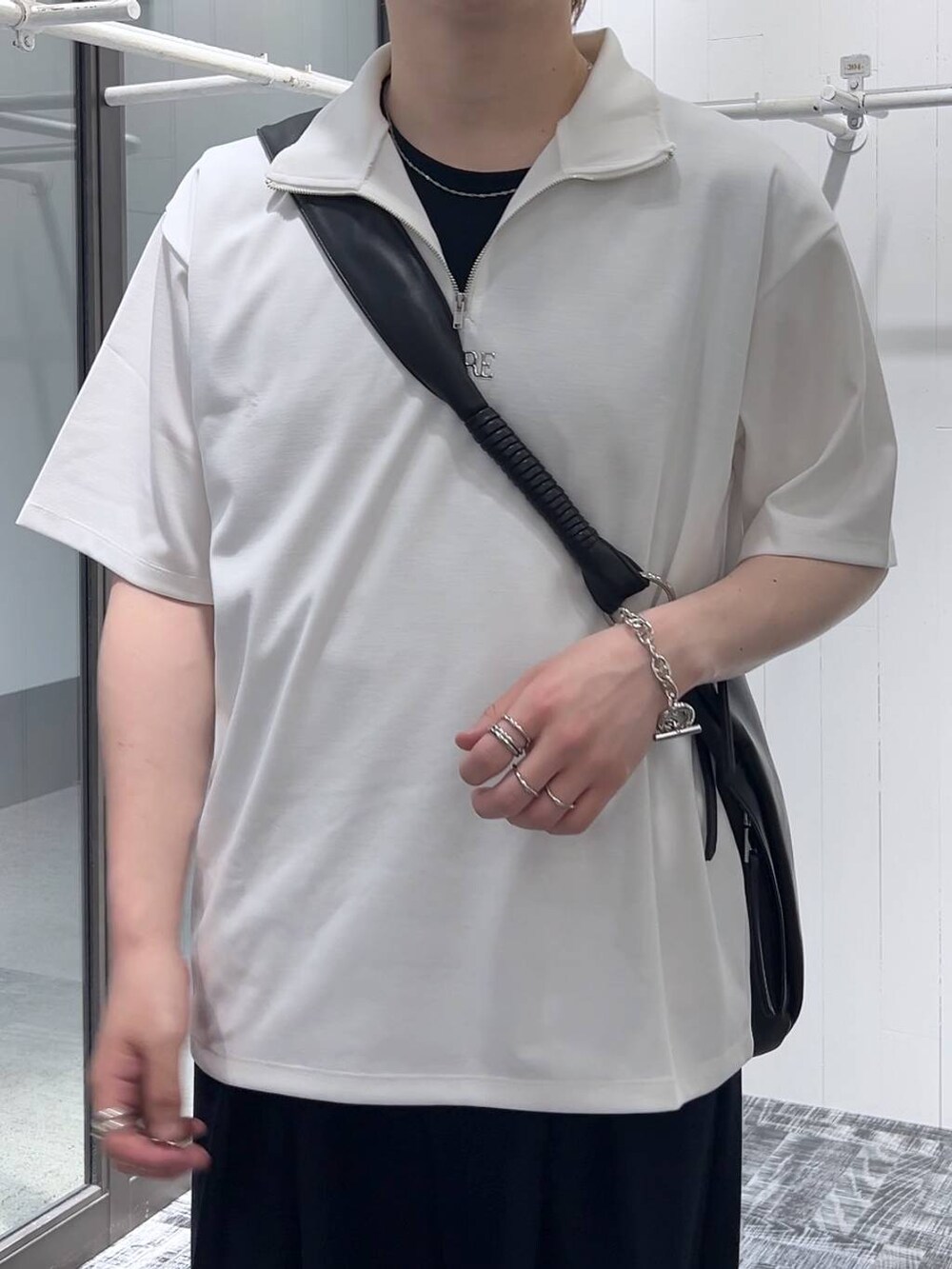 ブラック系のドレスシューズ、ホワイト系のTシャツ/カットソー、ブラック系のTシャツ/カットソーを着用したメンズの春コーディネートの4枚目の写真