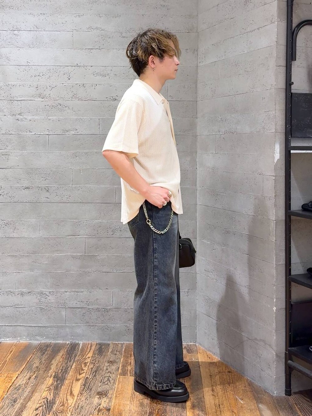 ホワイト系のシャツ/ブラウス、ブラック系のローファー、ブラック系のボストンバッグを着用したメンズの夏コーディネートの2枚目の写真